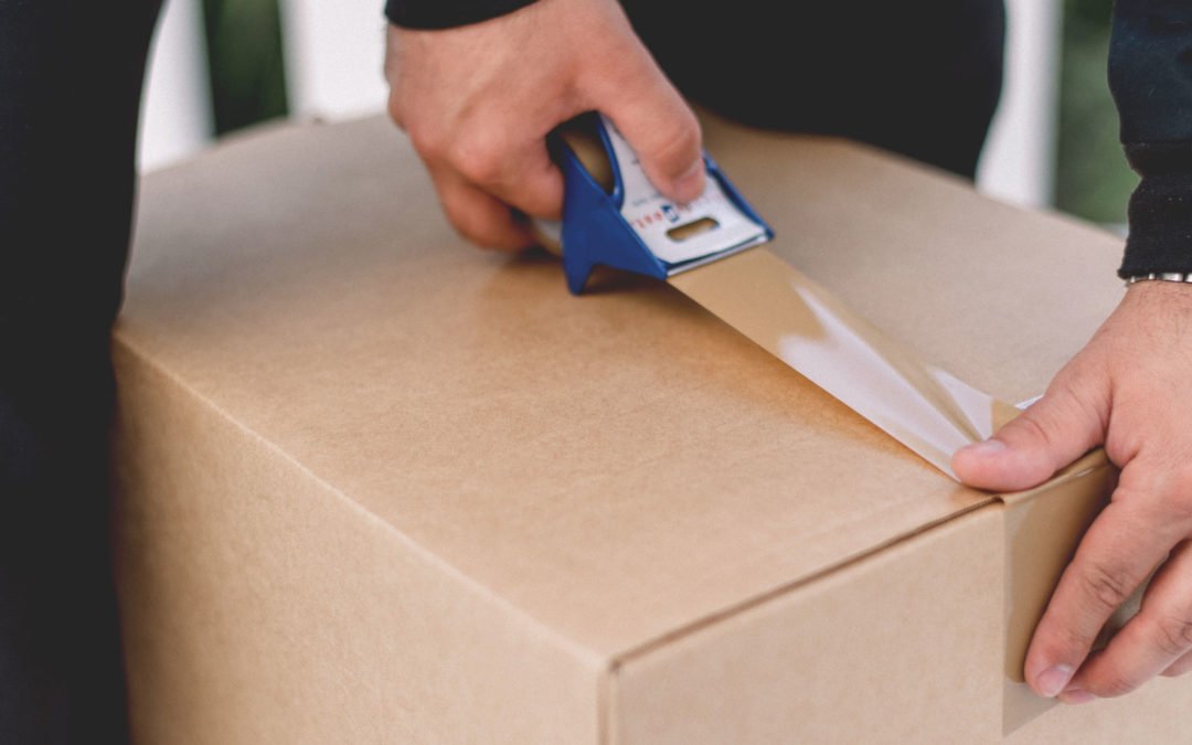 emballage des biens dans les boîtes lors d'un déménagement